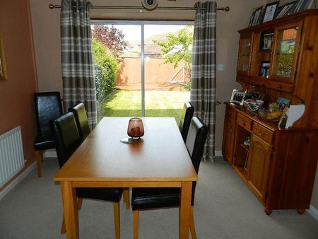 3 bedroom detached house to rent - Photo 3