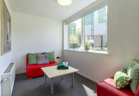 1 bedroom in a flat share to rent - Photo 3