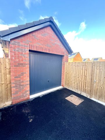 .Three bedroom detached house - Photo 2