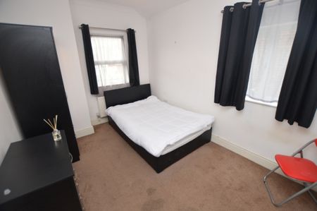 3 Bedroom Terraced House - Photo 4