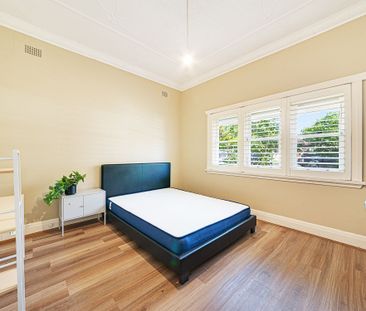Charming Freestanding Family Home in a Prime Kensington Location - Offered Part Furnished or Unfurnished - Photo 1
