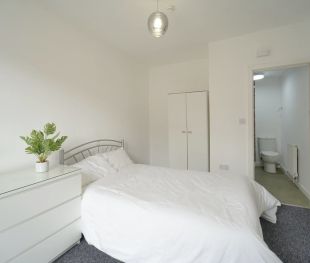 6 bedroom House in Delph Mount, Leeds - Photo 1