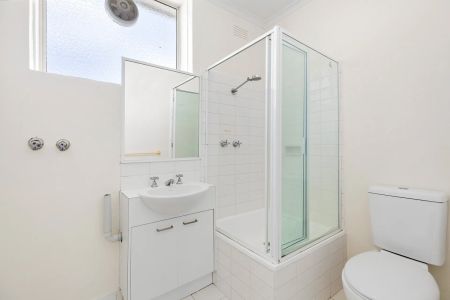 Bright & Private One-Bedroom Apartment in Prime South Yarra Location! - Photo 4