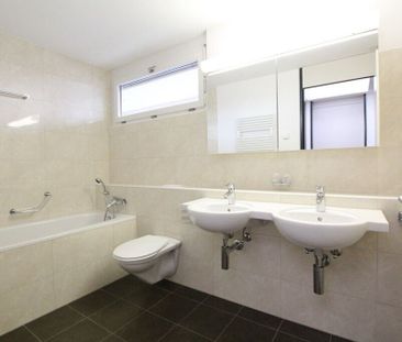 Schöne Attikawohnung im Zentrum der Stadt Wil mit Weitsicht! - Photo 1