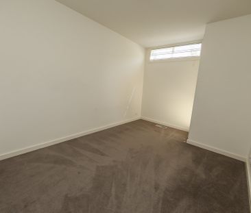 Spacious three bedroom townhouse - Photo 3