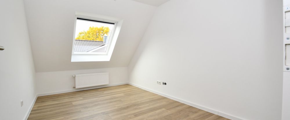 Lichtdurchflutete Maisonettewohnung mit Terrasse, hochwertiger Einbauküche und E-Ladestation - Photo 1