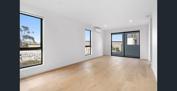 Stunning & Spacious Corner Townhouse With CBD views! - Photo 1