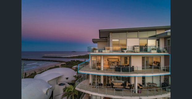 BEACHSIDE PENTHOUSE APARTMENT - Photo 1
