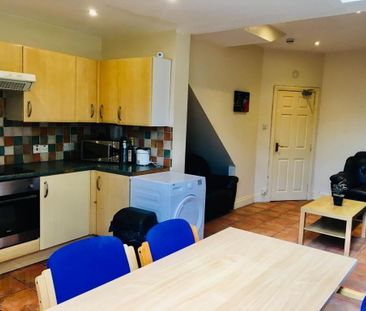 Donegall Road, En-Suite Room 4, All Bills Included, Belfast, BT12 5NB - Photo 6