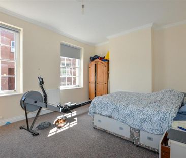 4 bedroom end of terrace house to rent - Photo 3