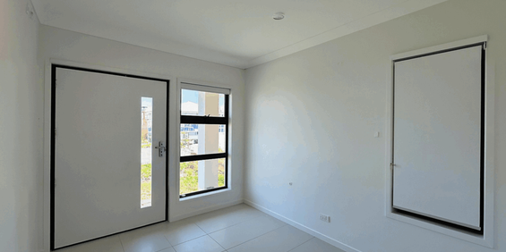 First week half rent!! Stunning BRAND NEW 4-Bedroom Family Home - Available Now! - Photo 3