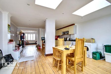 3 bedroom semi-detached house to rent - Photo 3