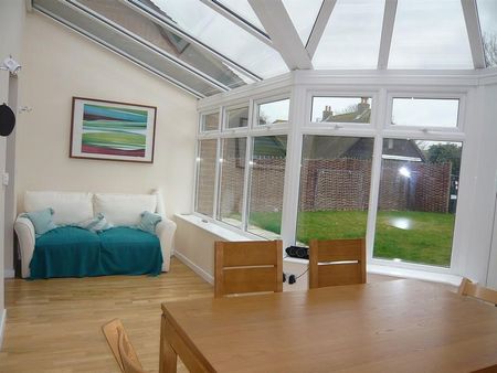 4 bedroom detached house to rent - Photo 2