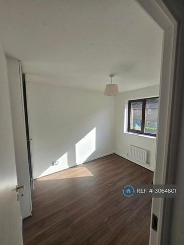 4 bedroom semi-detached house to rent - Photo 2