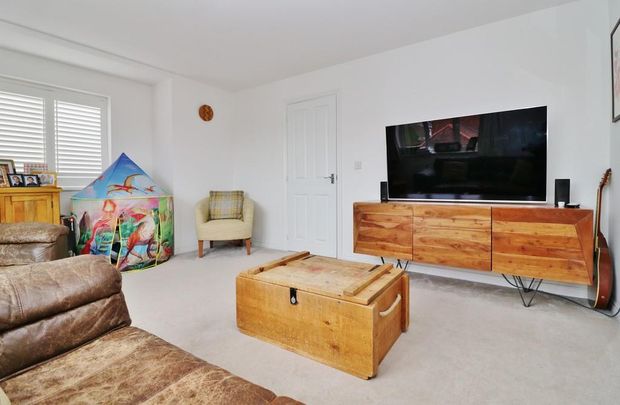 4 bedroom end of terrace house to rent - Photo 1