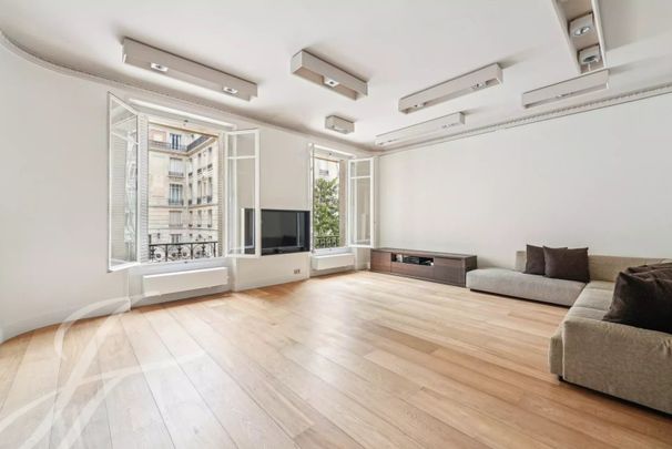 Appartement • Paris 8ème - Photo 1