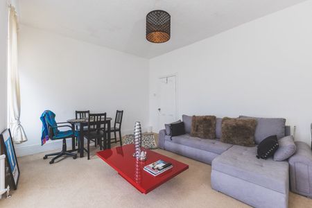 2 Bed Flat, Burrows Road, NW10 - Photo 2