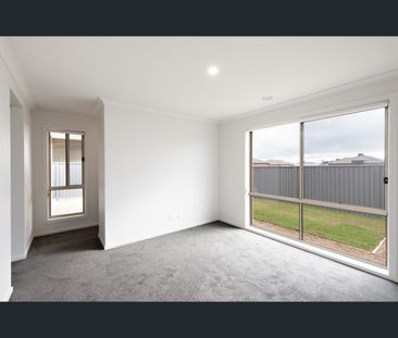 21 Verdale Drive, Alfredton, Vic 3350 - Photo 2