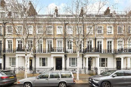 A studio apartment with a private balcony, own kitchen and shared bathroom facilities. - Photo 2