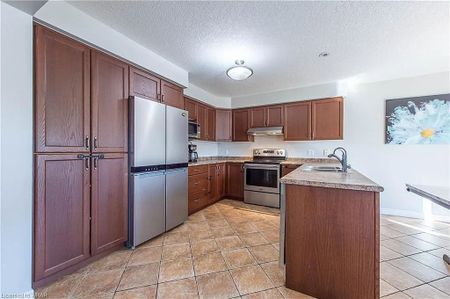 For Lease - 887 Frontenac Crescent, Woodstock, Ontario - Photo 4