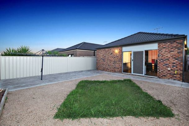 7 Derwent Close, Caroline Springs - Photo 1