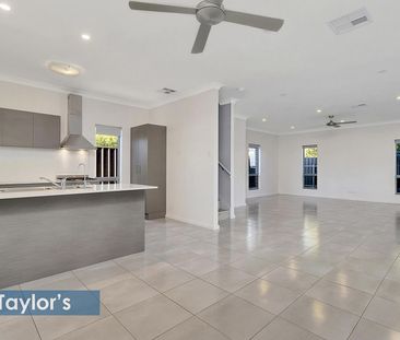 CONTEMPORY LIVING WITH SPACE FOR THE WHOLE FAMILY - Photo 2