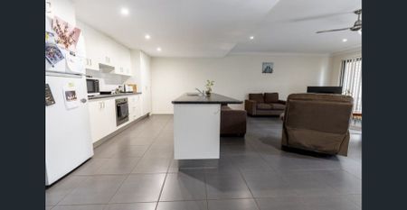 EXECUTIVE TOWNHOUSE IN CONVENIENT LOCATION - Photo 5