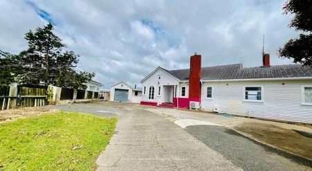 Newly Renovated 3-Bedroom Home with Spacious Y... - Photo 2