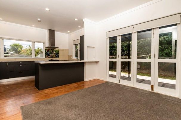 Old-world house - Photo 1