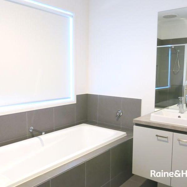 "MODERN 4 BEDROOM FAMILY HOME!" - Photo 1