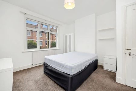 4 bedroom house in London - Photo 5