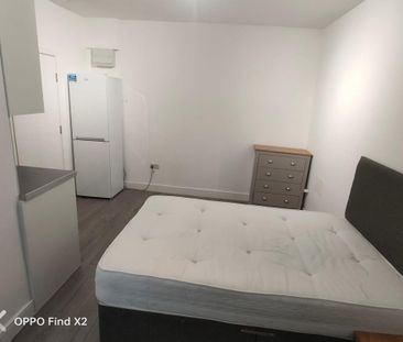 Studio to rent - Photo 2