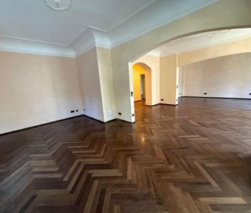 Wohnen im klassischen Altbau: Fischgrätparkett und ca. 3 m Deckenhöhe - Foto 3