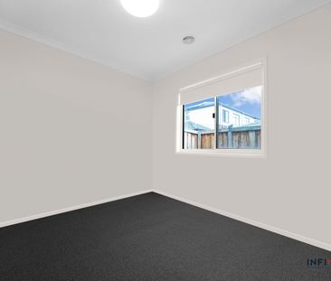 Contemporary Comfort in a Family-Friendly Neighbourhood - Photo 3