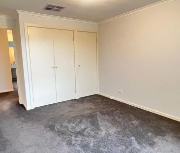 Perfectly positioned, three bedroom beauty! - Photo 4