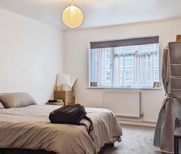 Harestone Valley Road, Caterham - Photo 2