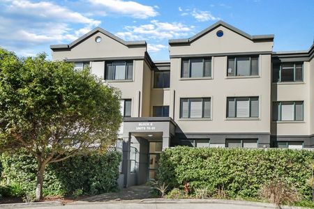 Very Bright Two Bedroom Apartment with District Views... - Photo 2