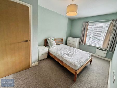 2 bedroom Flat To Let - Photo 2