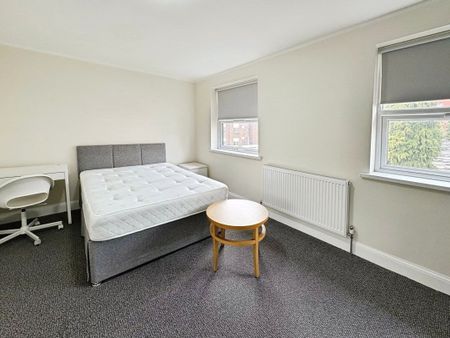 Fairview Avenue, Woking, Surrey, GU22 7NU - Photo 2