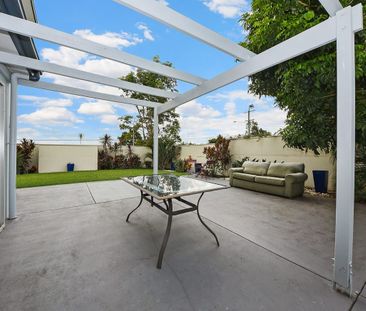 Secure & quiet complex - super modern townhouse! - Photo 2