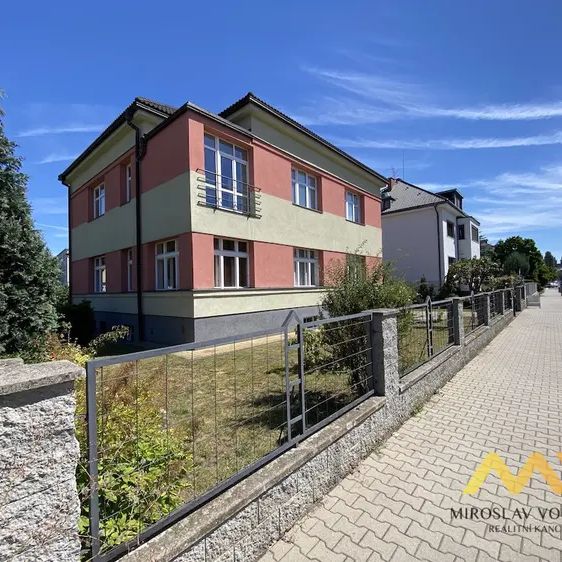 Pronájem atypického podkrovního bytu 2+kk, 65 m - Фото 1