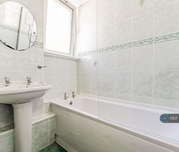 3 bedroom flat to rent - Photo 6