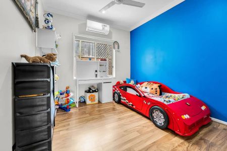“Spacious Family Home in a Fantastic Bellbird Park Location” - Photo 4
