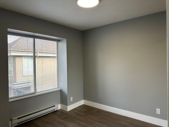 Fully Renovated Bright Spacious Townhome 3 Bedrooms/Flex Room, 3 Bathrooms - Photo 1