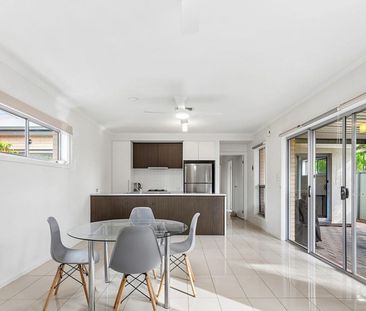 Family Home Opposite Open Green Space! - Photo 5