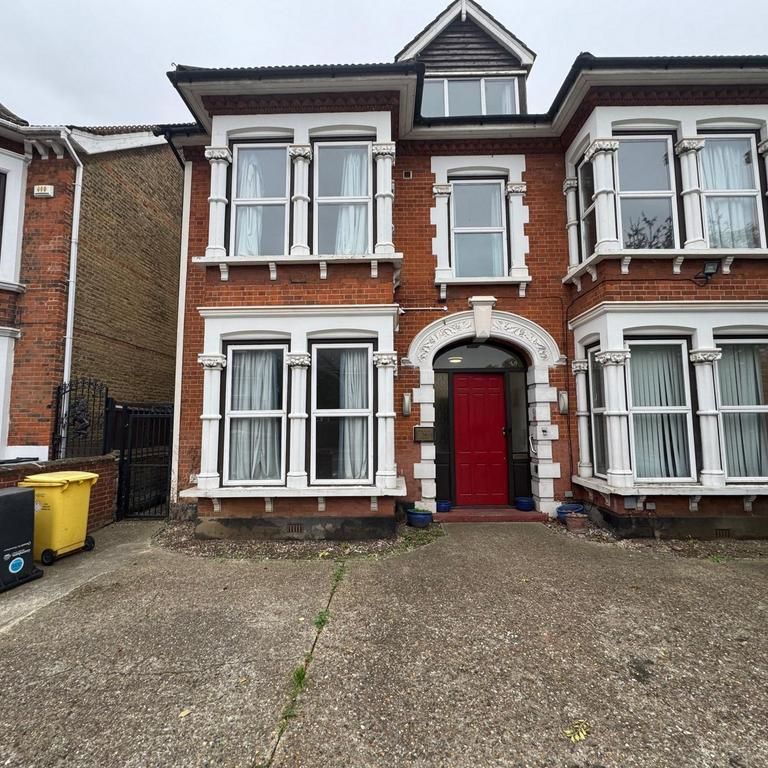 1 bedroom in a house share to rent - Photo 1