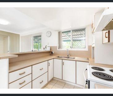 QUIRKY TOWNHOUSE LIVING - COMFORT, STYLE & CONVENIENCE! - Photo 3