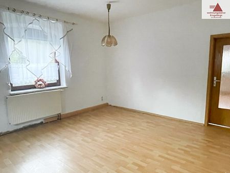 Großzügige 3-Raum-Wohnung im Erdgeschoss - Stellplatz - in Gornsdorf! - Photo 2