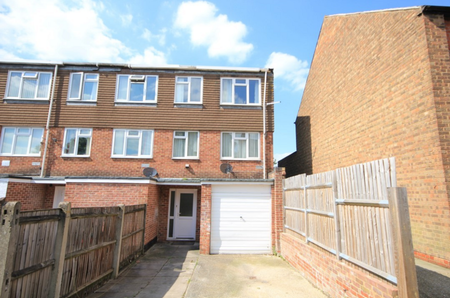 4 bedroom end of terrace house to rent - Photo 3