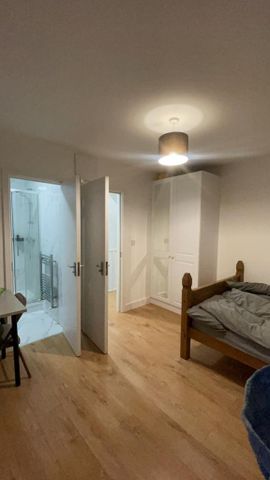 1 bedroom in a house share to rent - Photo 3